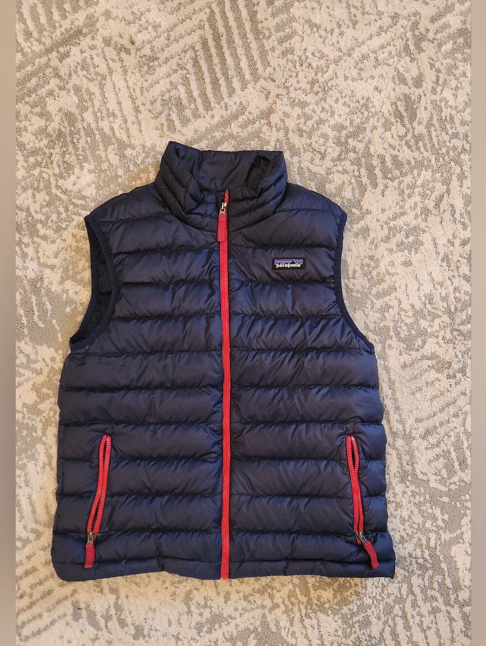 โจ๏ธPatagoniaโจ๏ธ Unisex Kids Navy Puffer Vest with Red Trim ๐